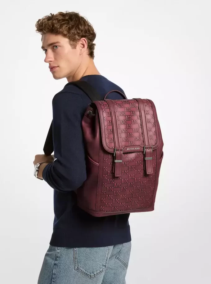 Mochila mediana Colby de piel bruñida con logotipo en relieve Mochila mediana Colby de piel bruñida con logotipo en relieve