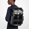Mochila mediana Cooper con logotipo metálico en relieve Mochila mediana Cooper con logotipo metálico en relieve