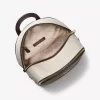 Mochila mediana Rhea con logotipo metálico de la firma Mochila mediana Rhea con logotipo metálico de la firma