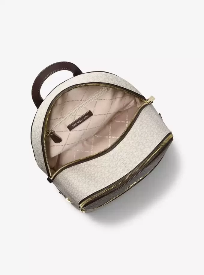 Mochila mediana Rhea con logotipo metálico de la firma Mochila mediana Rhea con logotipo metálico de la firma