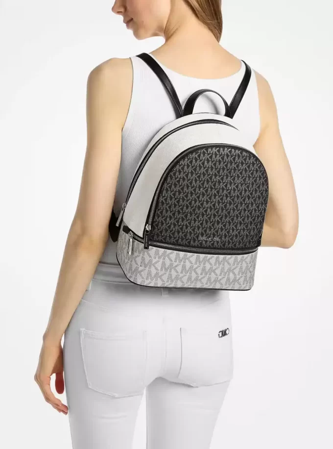 Mochila mediana Rhea con logotipo metálico de la firma Mochila mediana Rhea con logotipo metálico de la firma
