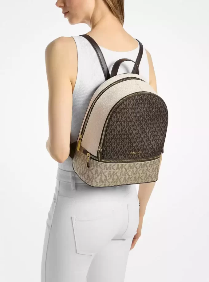 Mochila mediana Rhea con logotipo metálico de la firma Mochila mediana Rhea con logotipo metálico de la firma