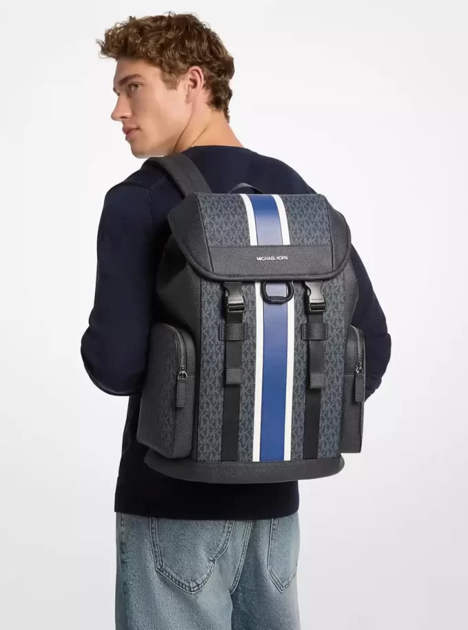 Mochila urbana mediana con logo de la firma Cooper a rayas Mochila urbana mediana con logo de la firma Cooper a rayas