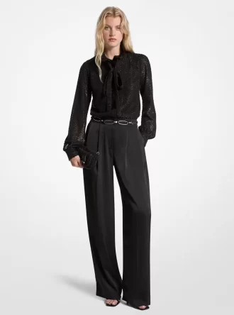 Mono con cuello de lazo de satén y jacquard con clip metálico