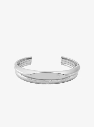 Puño con logotipo grabado