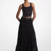 Top corto de tirantes de viscosa elástica con tachuelas Top corto de tirantes de viscosa elástica con tachuelas