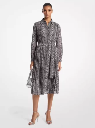 Vestido camisero plisado de georgette con estampado de serpiente