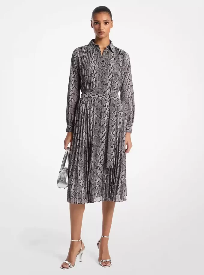 Vestido camisero plisado de georgette con estampado de serpiente Vestido camisero plisado de georgette con estampado de serpiente