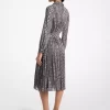 Vestido camisero plisado de georgette con estampado de serpiente Vestido camisero plisado de georgette con estampado de serpiente