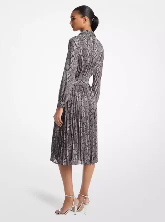 Vestido camisero plisado de georgette con estampado de serpiente