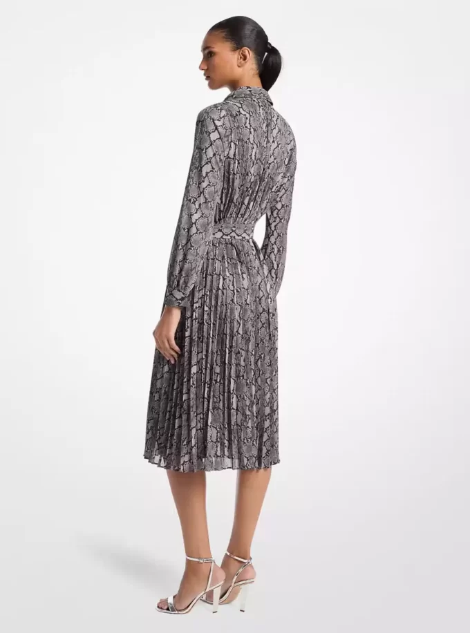 Vestido camisero plisado de georgette con estampado de serpiente Vestido camisero plisado de georgette con estampado de serpiente