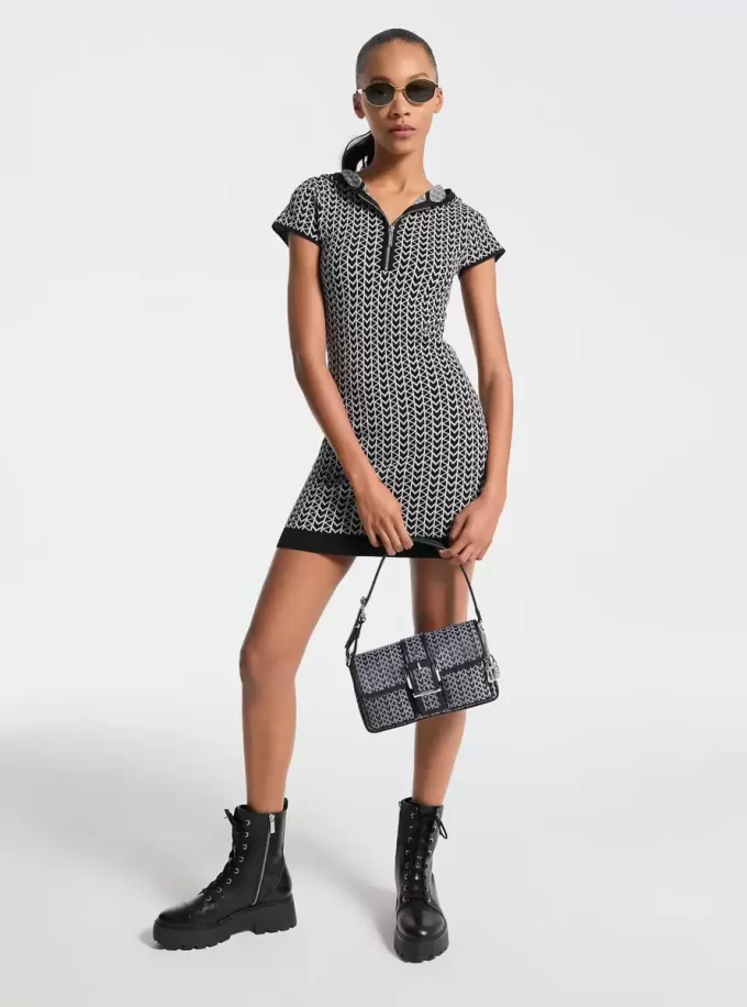 Vestido con capucha y estampado jacquard con el logo MK2000