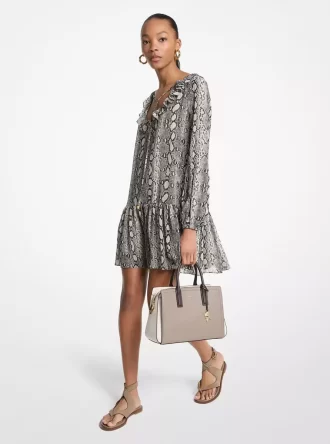 Vestido corto con volantes y estampado de serpiente de georgette