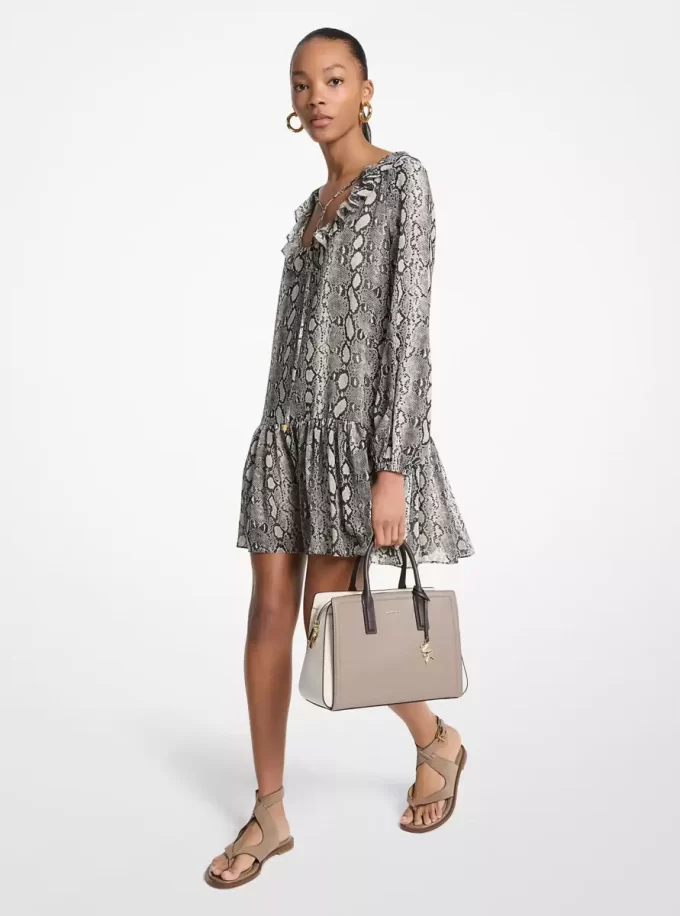 Vestido corto con volantes y estampado de serpiente de georgette