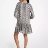 Vestido corto con volantes y estampado de serpiente de georgette
