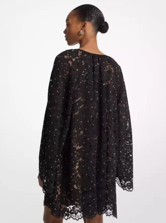 Vestido de encaje floral con cuello en V y tachuelas
