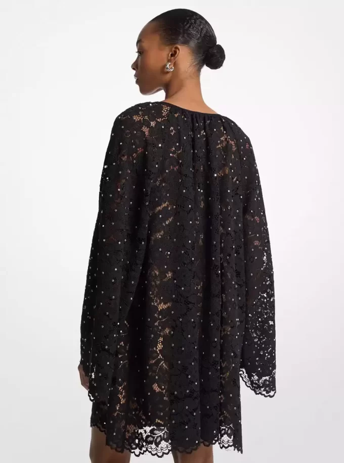 Vestido de encaje floral con cuello en V y tachuelas