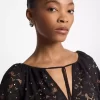 Vestido de encaje floral con cuello en V y tachuelas