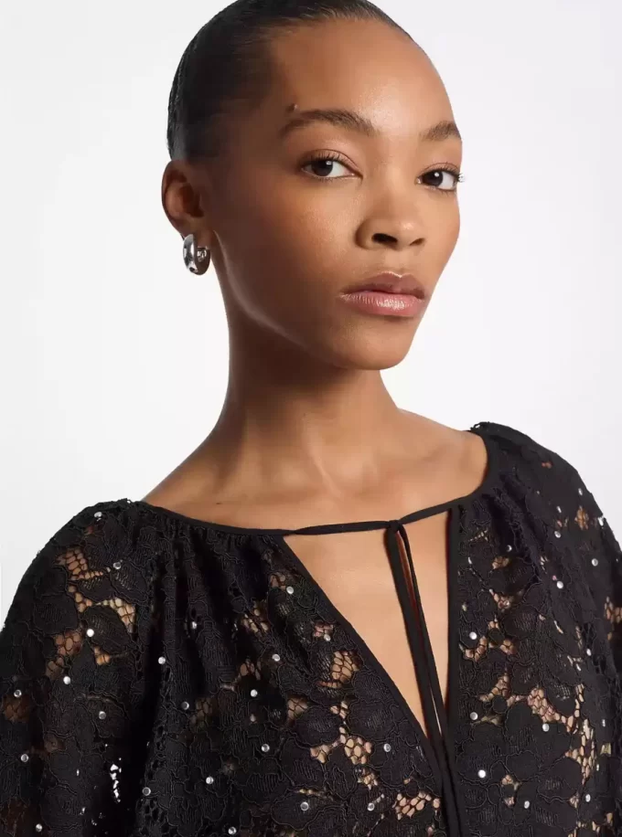 Vestido de encaje floral con cuello en V y tachuelas