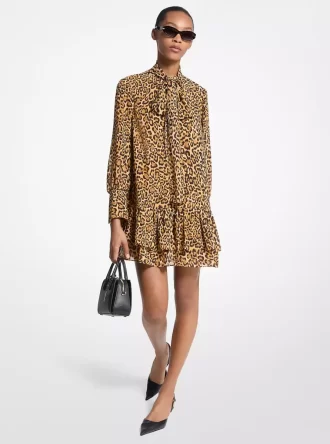 Vestido de georgette con estampado de leopardo y cuello con lazo