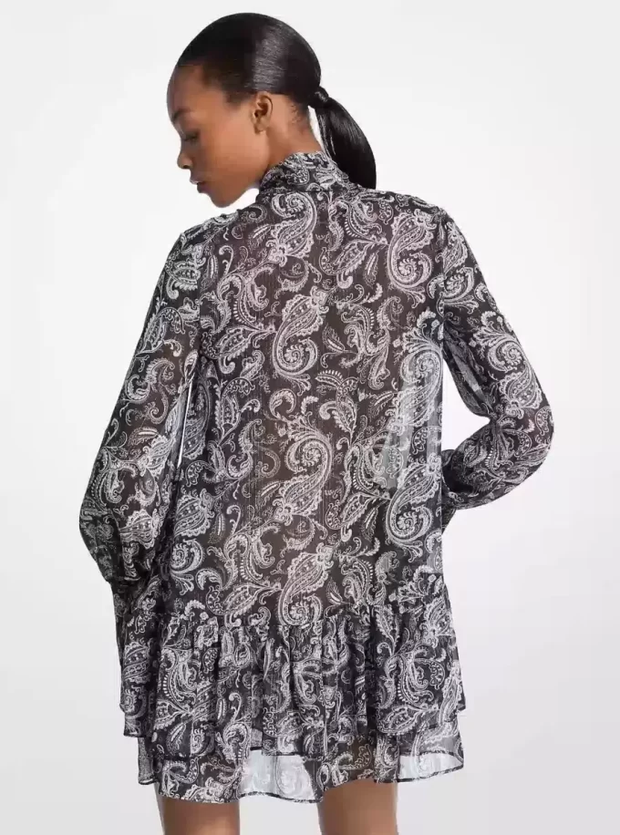 Vestido de georgette con estampado paisley metalizado y lazo en el cuello
