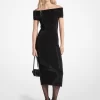 Vestido de punto elástico con hombros descubiertos y adornos Vestido de punto elástico con hombros descubiertos y adornos