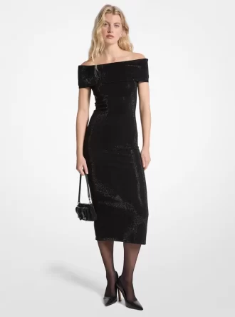 Vestido de punto elástico con hombros descubiertos y adornos Vestido de punto elástico con hombros descubiertos y adornos