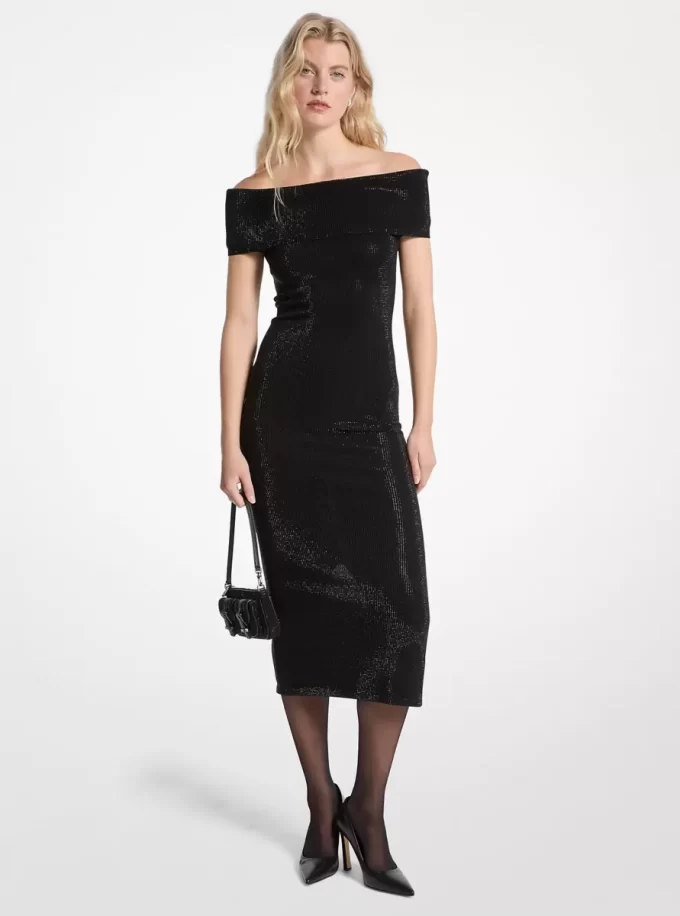 Vestido de punto elástico con hombros descubiertos y adornos Vestido de punto elástico con hombros descubiertos y adornos