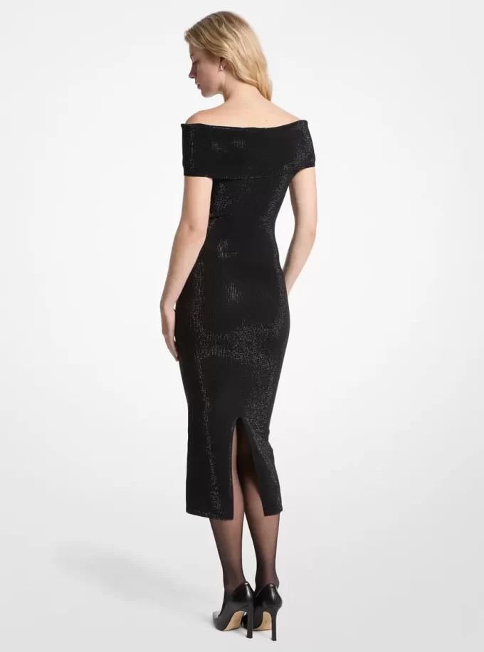 Vestido de punto elástico con hombros descubiertos y adornos Vestido de punto elástico con hombros descubiertos y adornos