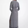 Vestido largo de satén con cinturón y estampado de logotipo