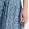 Vestido lencero de encaje floral con volantes