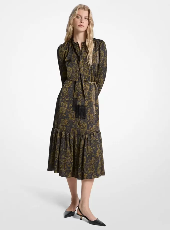 Vestido midi de satén con estampado paisley y cuello con lazo