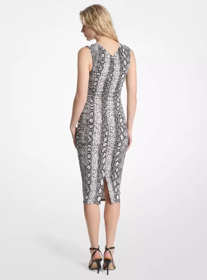 Vestido midi fruncido de punto elástico mate con estampado de serpiente Vestido midi fruncido de punto elástico mate con estampado de serpiente