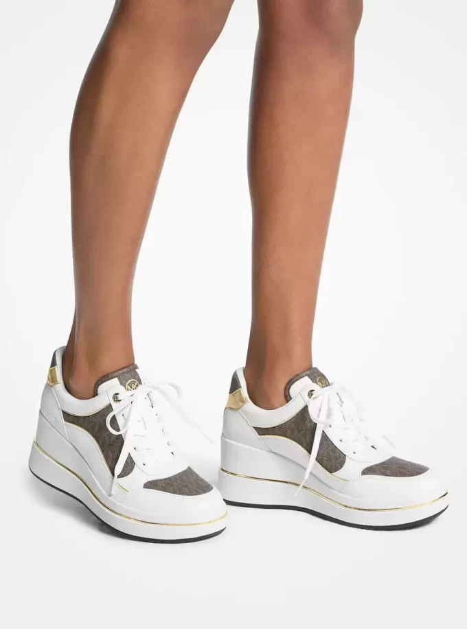 Zapatillas de cuña de cuero y logo de Emmy Signature Zapatillas de cuña de cuero y logo de Emmy Signature