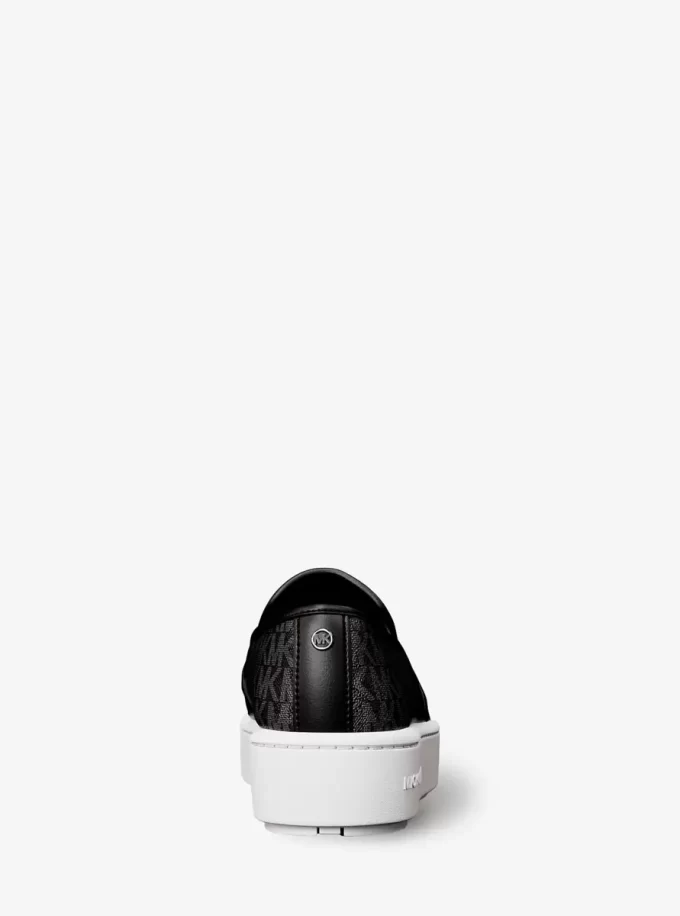 Zapatillas sin cordones con logo exclusivo de Teddi